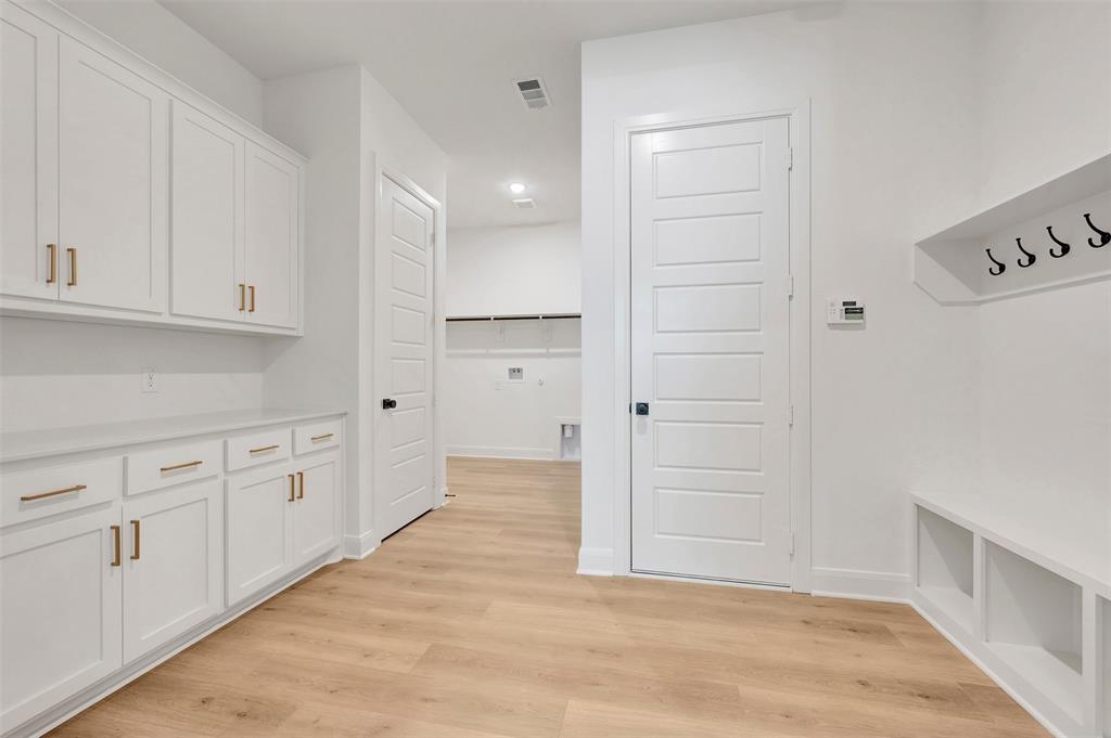 308 Taylor Way Property Photo 6