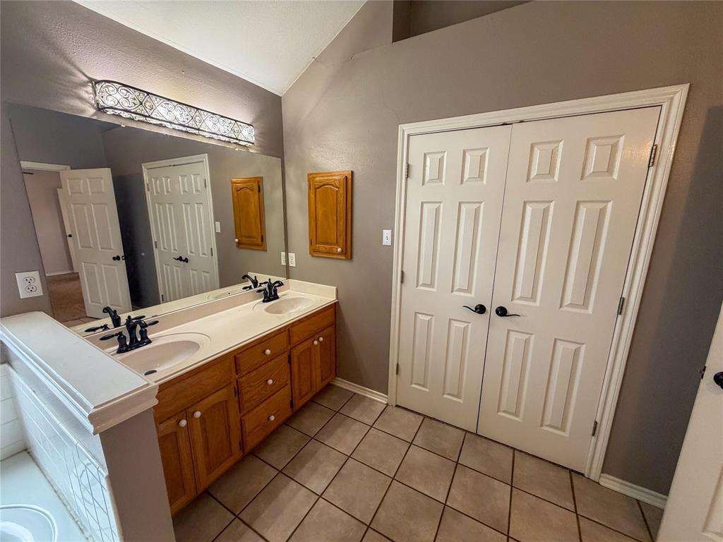 2204 N Village Drive Property Photo 19