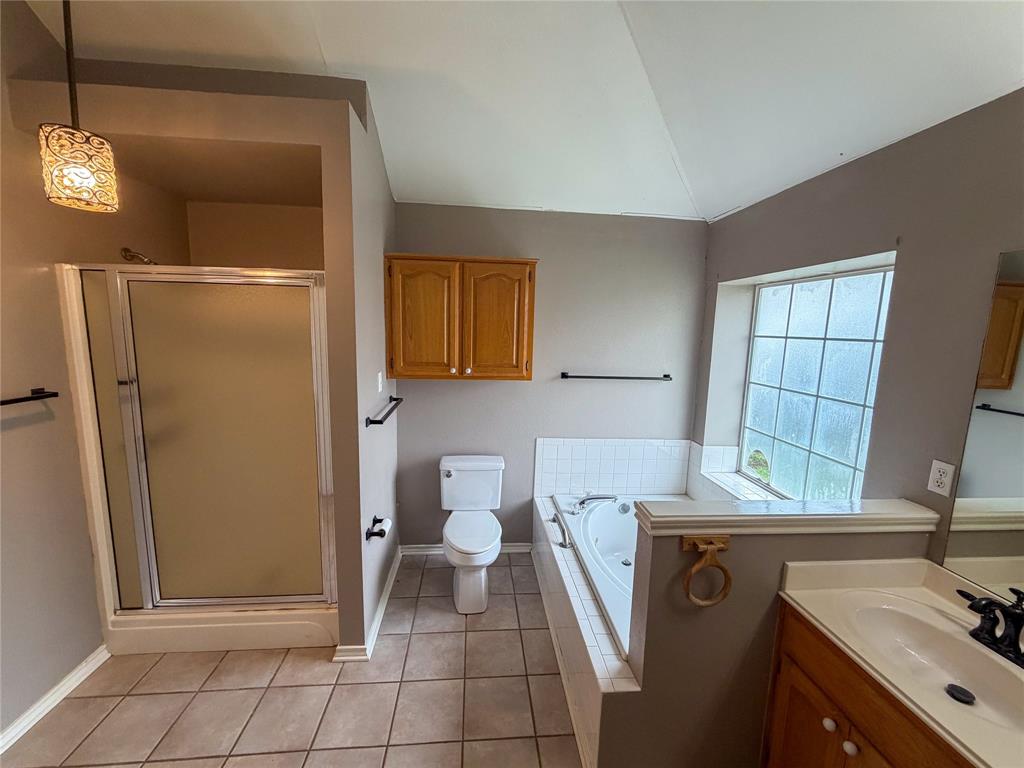 2204 N Village Drive Property Photo 20
