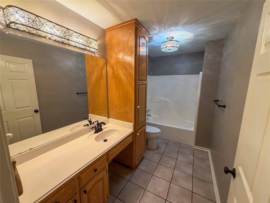 2204 N Village Drive Property Photo 25