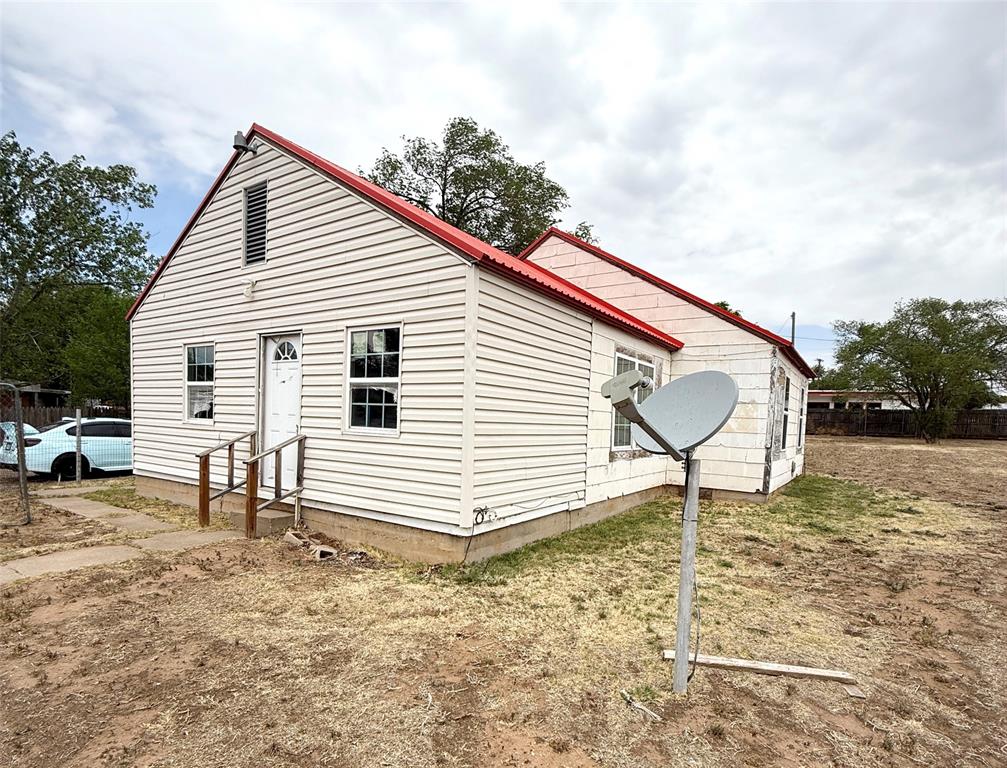 207 E Central Avenue Property Photo 1
