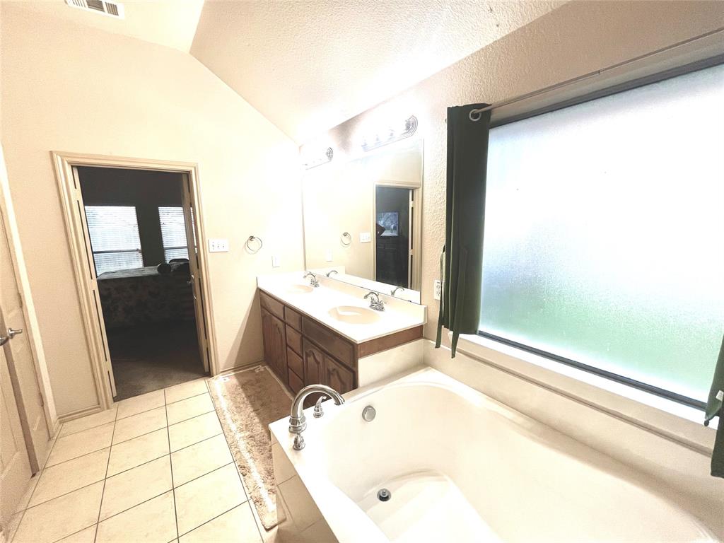 1113 Devonshire Drive Property Photo 10