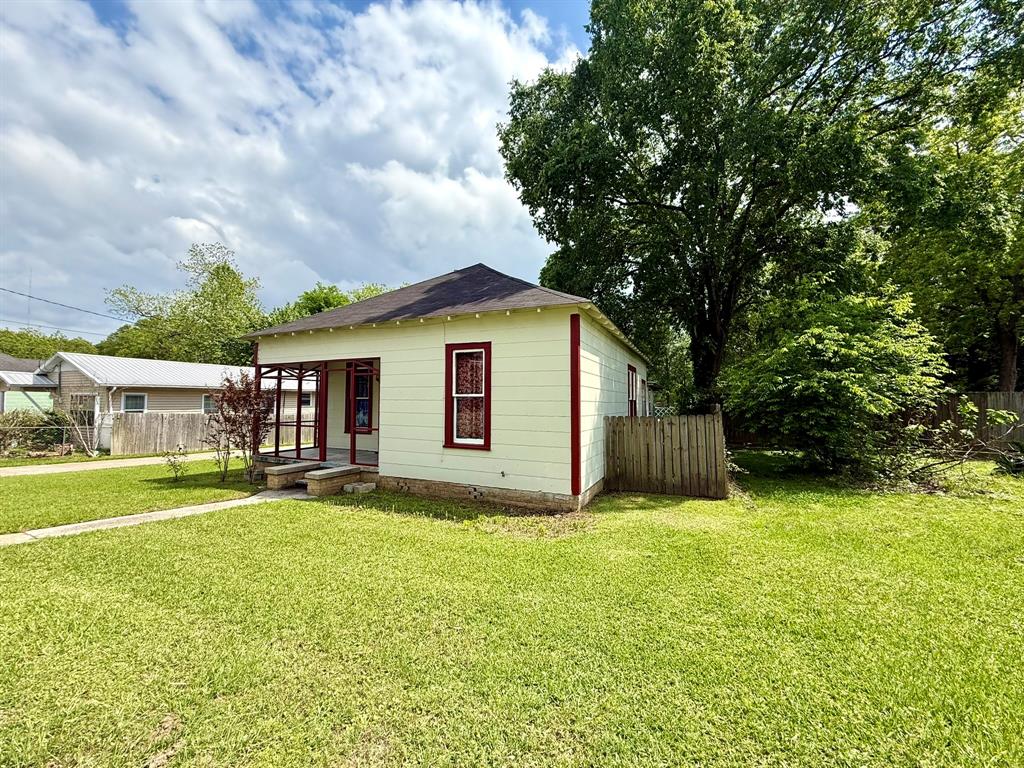 205 Lake Street Property Photo 3