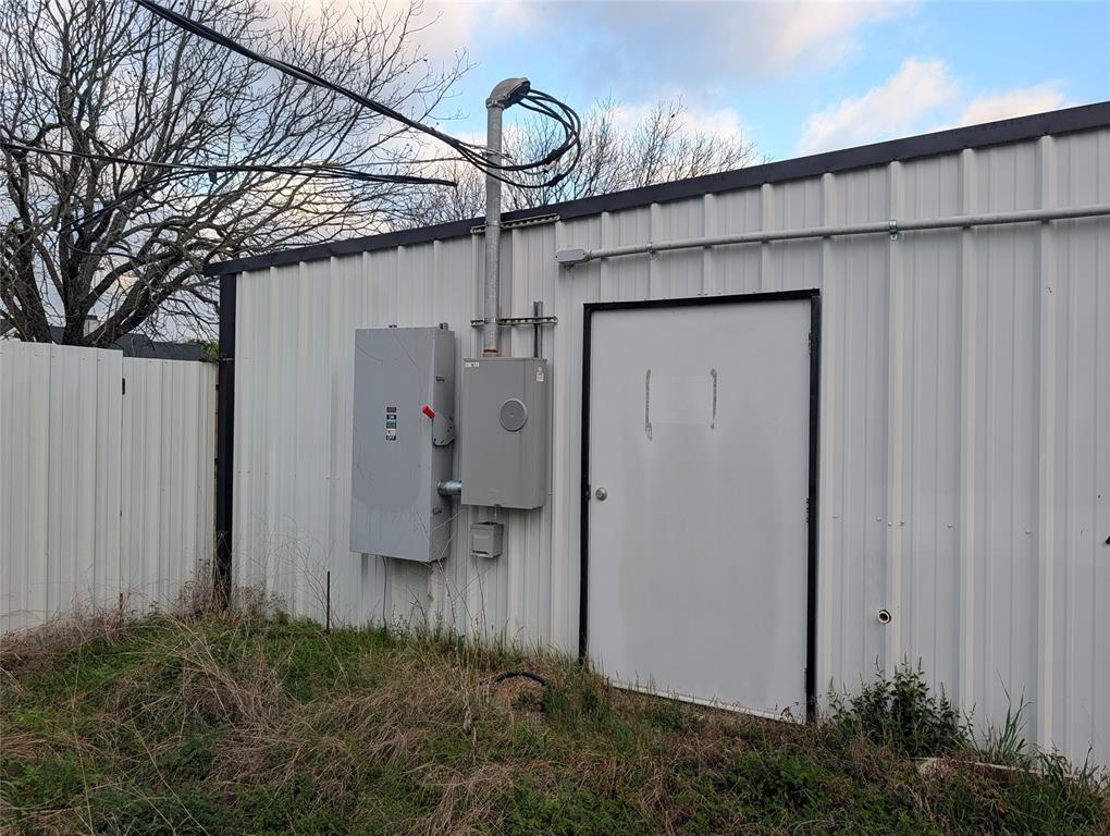 18243 N Highway 6 Property Photo 4