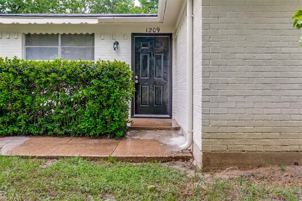 1209 Edgemont Drive Property Photo 2