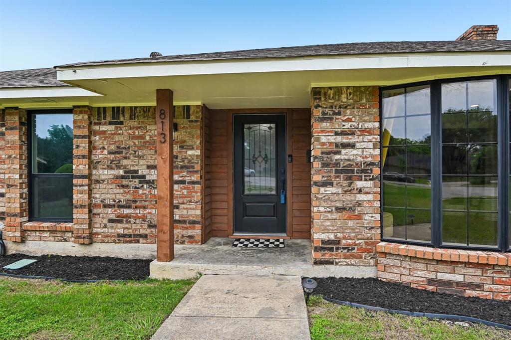 813 Oakbluff Drive Property Photo 3