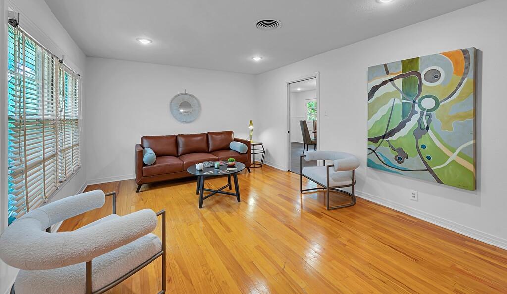 311 E Newland Property Photo 4