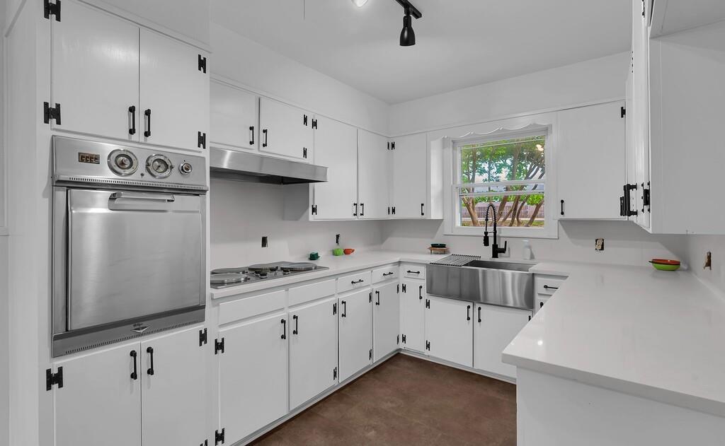 311 E Newland Property Photo 10