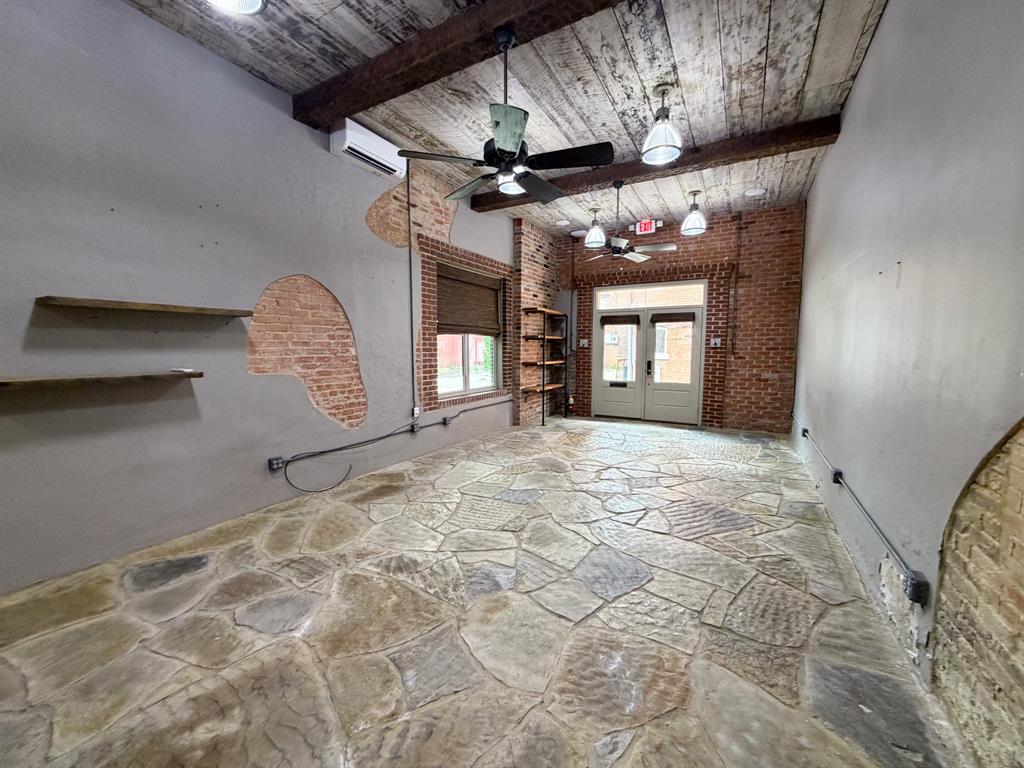 113 W Knox Street 300 Property Photo 1