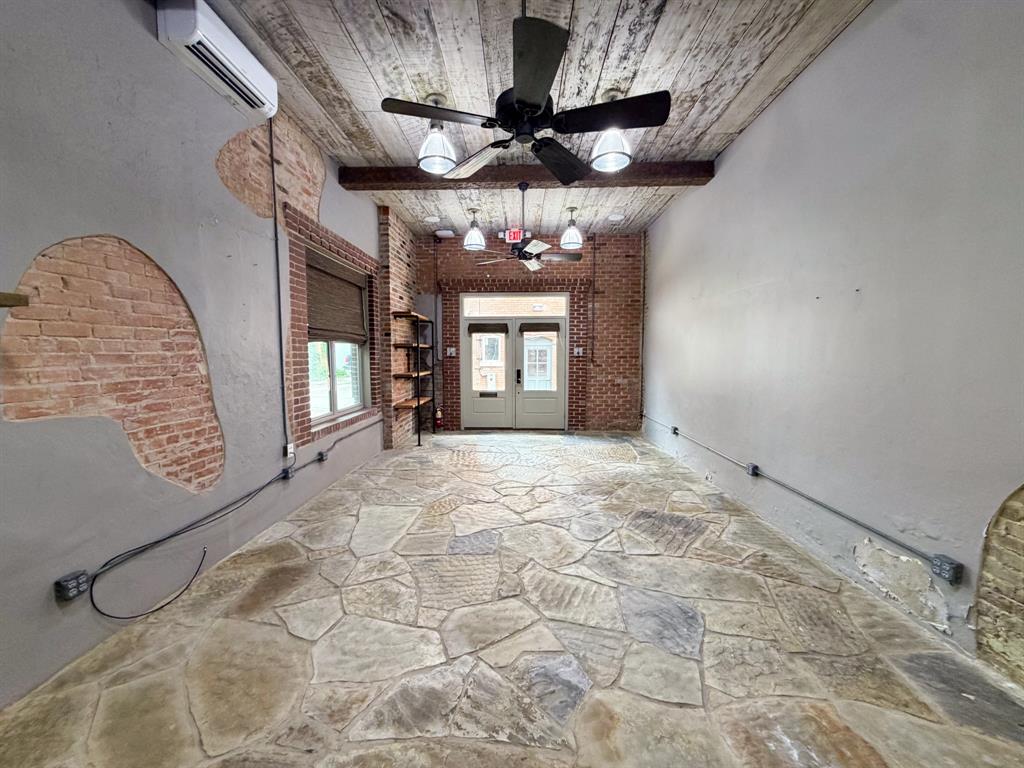 113 W Knox Street 300 Property Photo 2