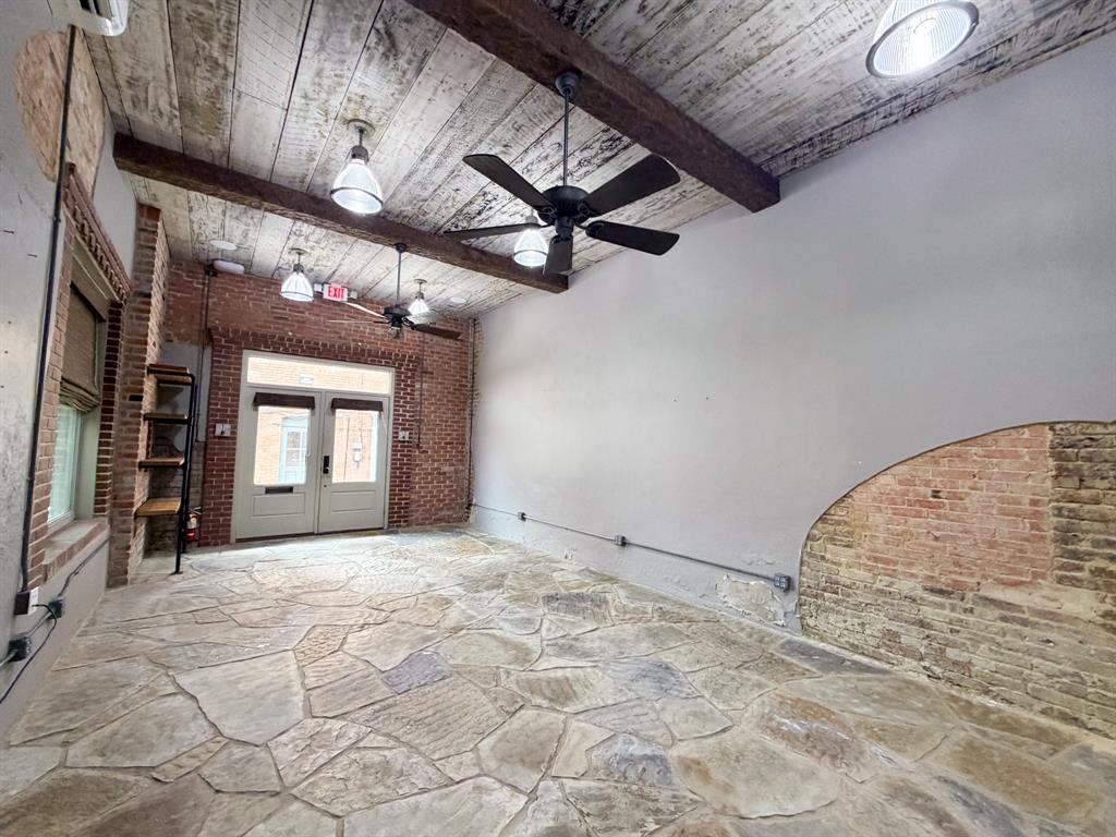 113 W Knox Street 300 Property Photo 3