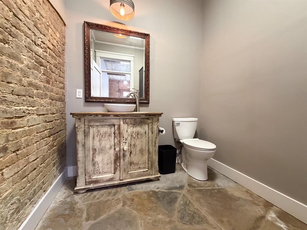 113 W Knox Street 300 Property Photo 4