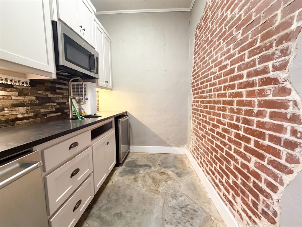 113 W Knox Street 300 Property Photo 7