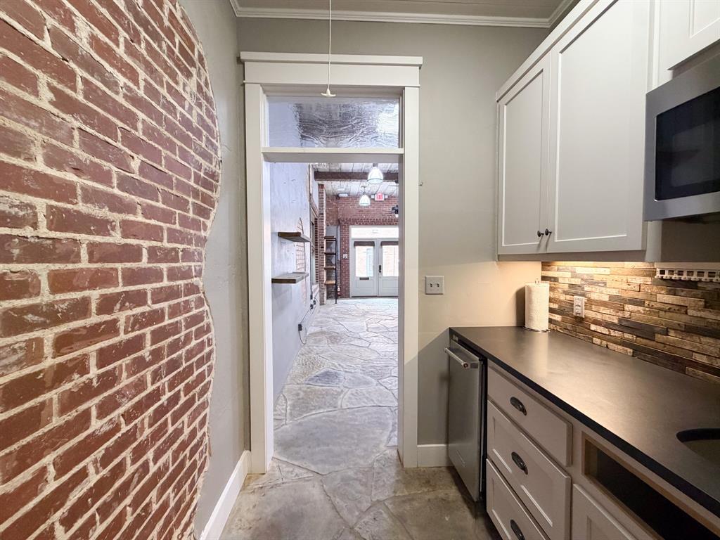 113 W Knox Street 300 Property Photo 8