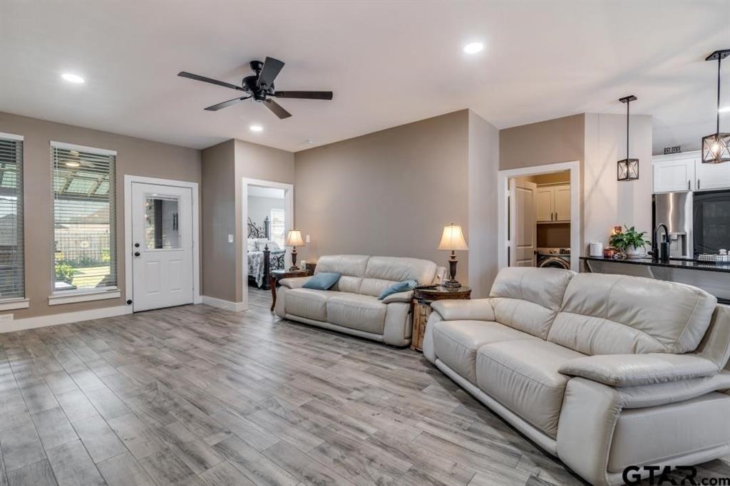 17409 Crossing Circle Property Photo 3