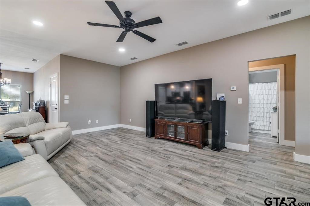 17409 Crossing Circle Property Photo 6