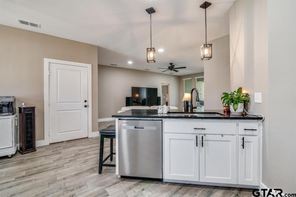 17409 Crossing Circle Property Photo 9