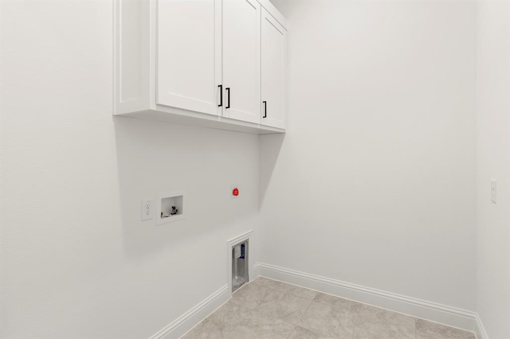 1725 Hillside Stroll Drive Property Photo 18