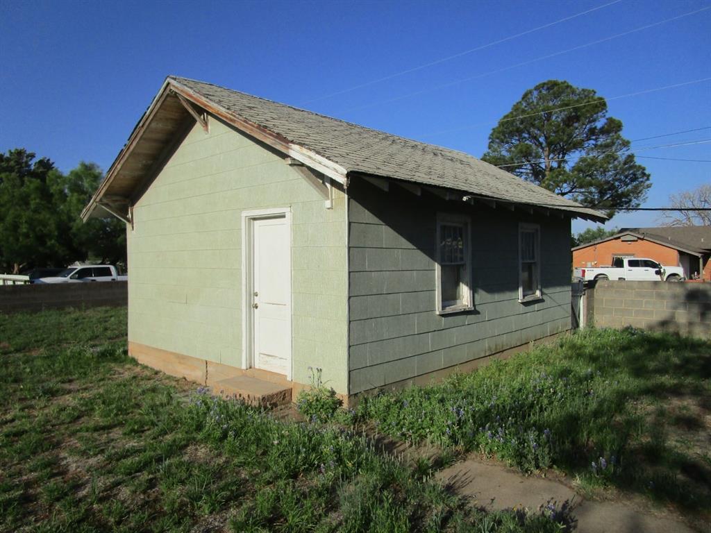 105 E 9th Street Property Photo 5