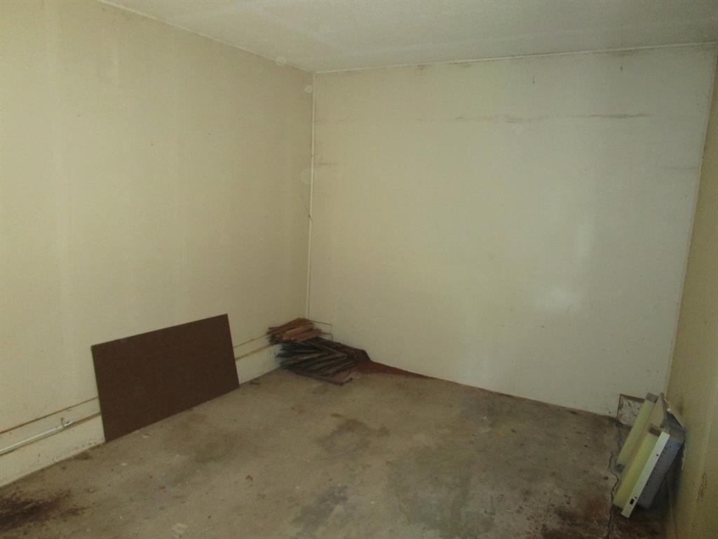 105 E 9th Street Property Photo 6