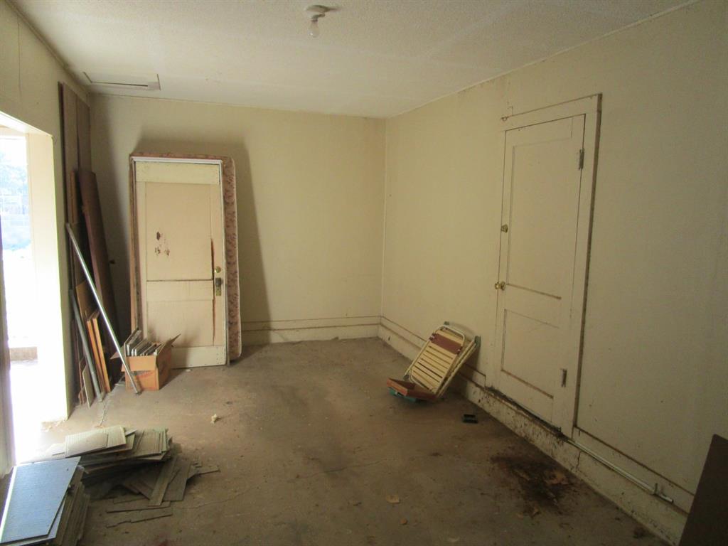 105 E 9th Street Property Photo 7