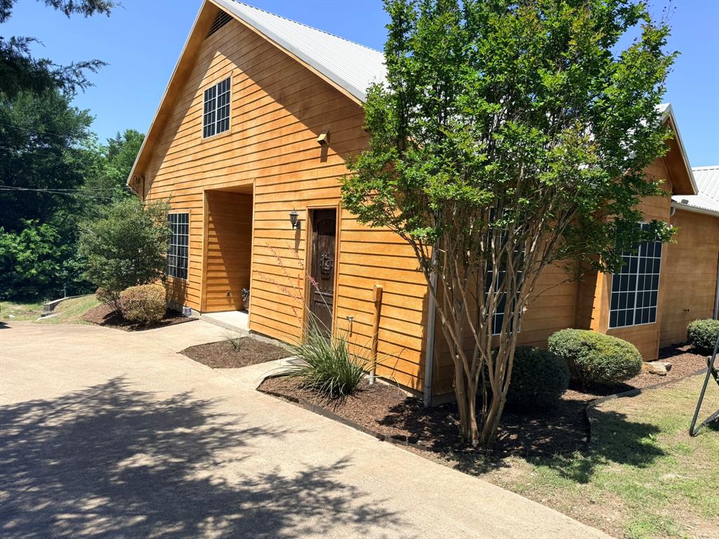305 Twin Lakes Drive Property Photo 1