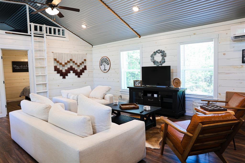 180 Wooded Crest Property Photo 6