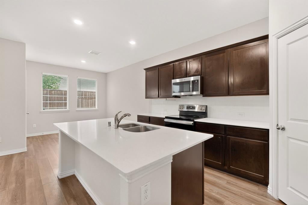 3321 Riverside Drive Property Photo 10