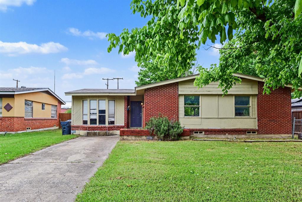 2333 S Lockhart Avenue Property Photo 1