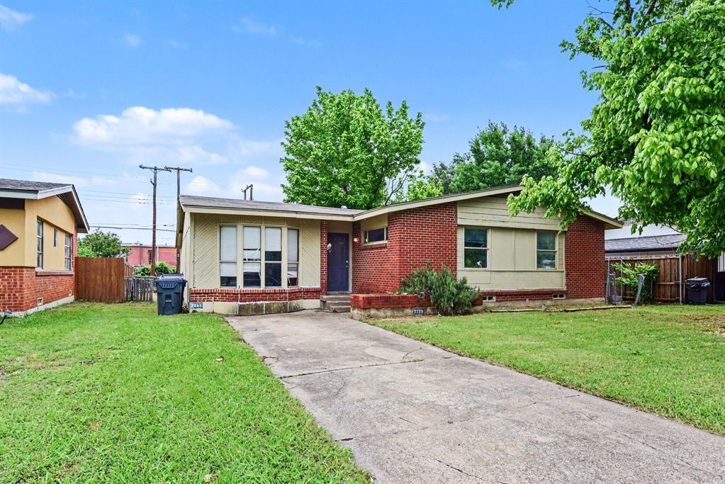 2333 S Lockhart Avenue Property Photo 2