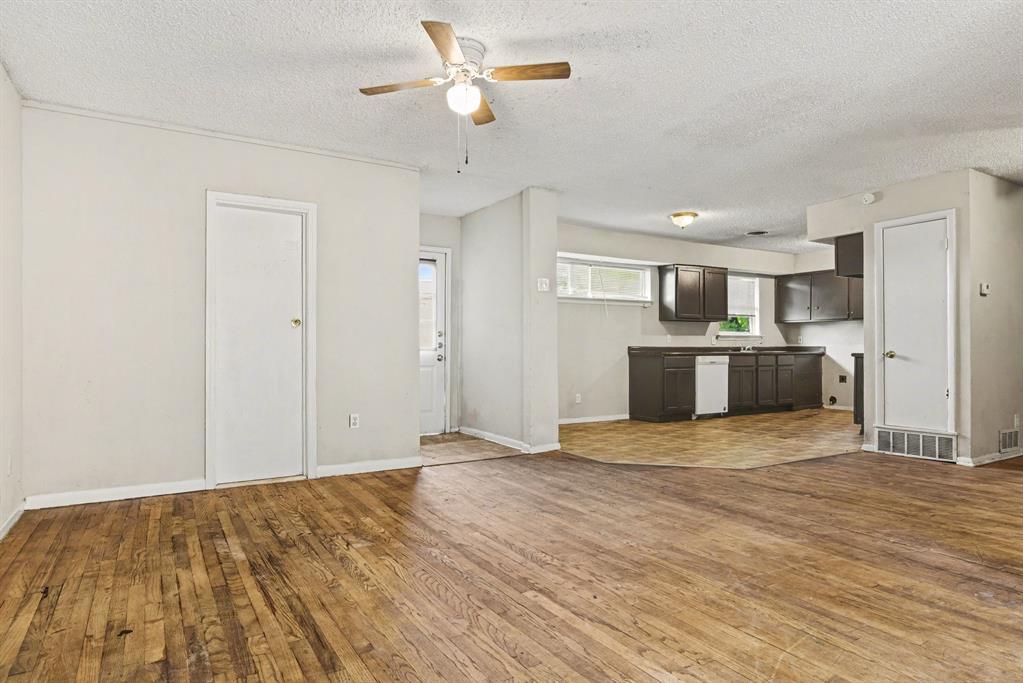 2333 S Lockhart Avenue Property Photo 5