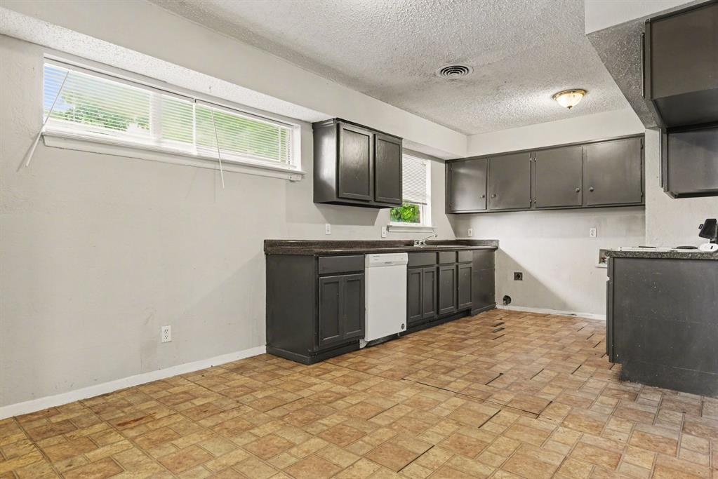 2333 S Lockhart Avenue Property Photo 6