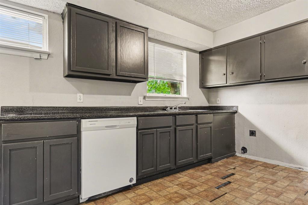 2333 S Lockhart Avenue Property Photo 7
