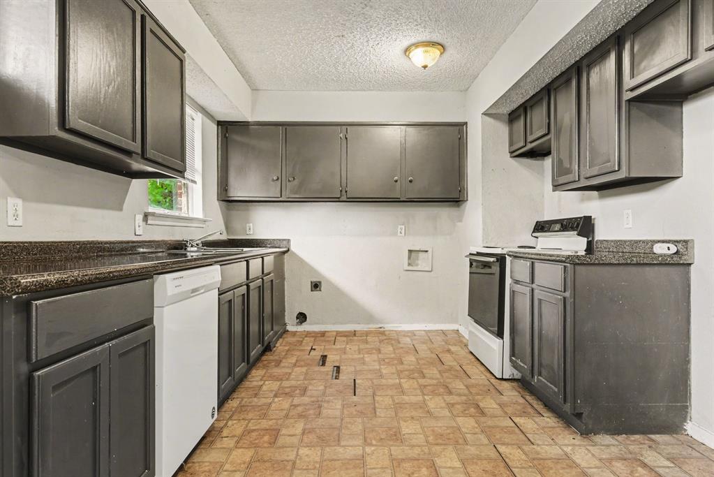 2333 S Lockhart Avenue Property Photo 8