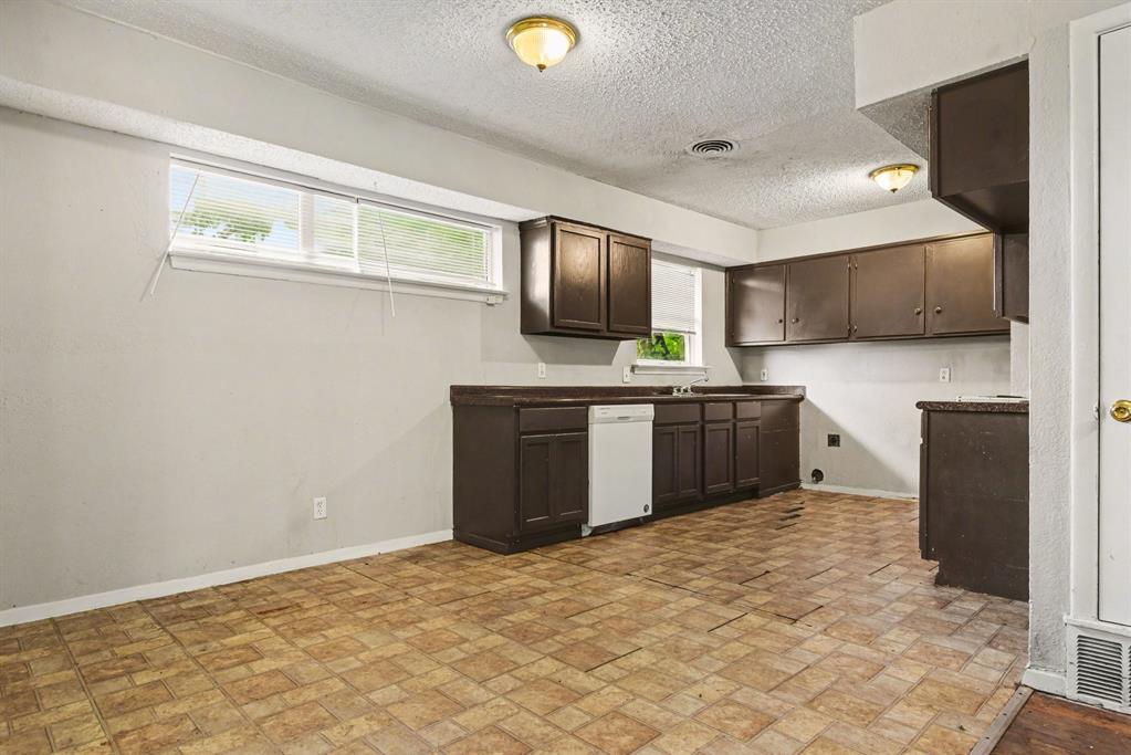 2333 S Lockhart Avenue Property Photo 9