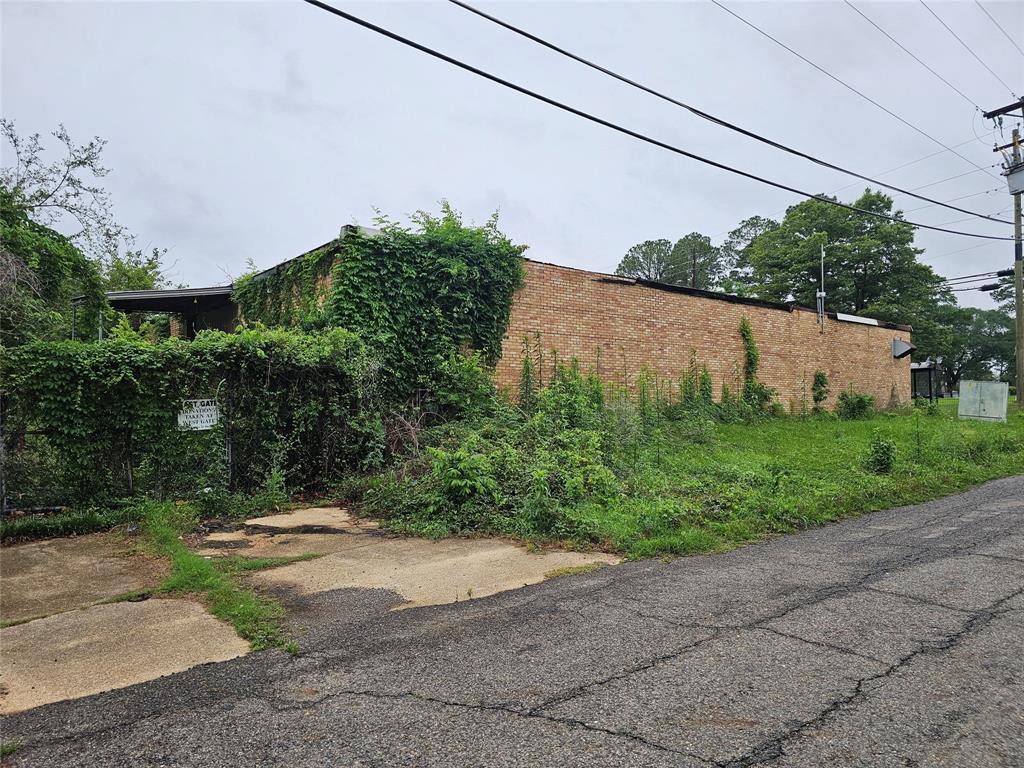 147 E Stoner Avenue Property Photo 6