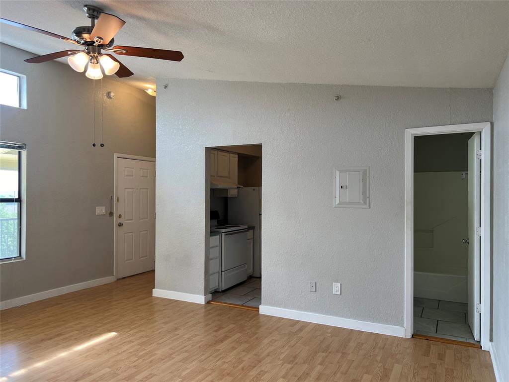 701 W Sycamore Street 305 Property Photo 6