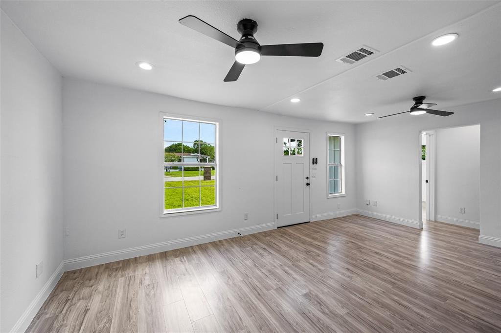 5225 Urbanview Street Property Photo 5