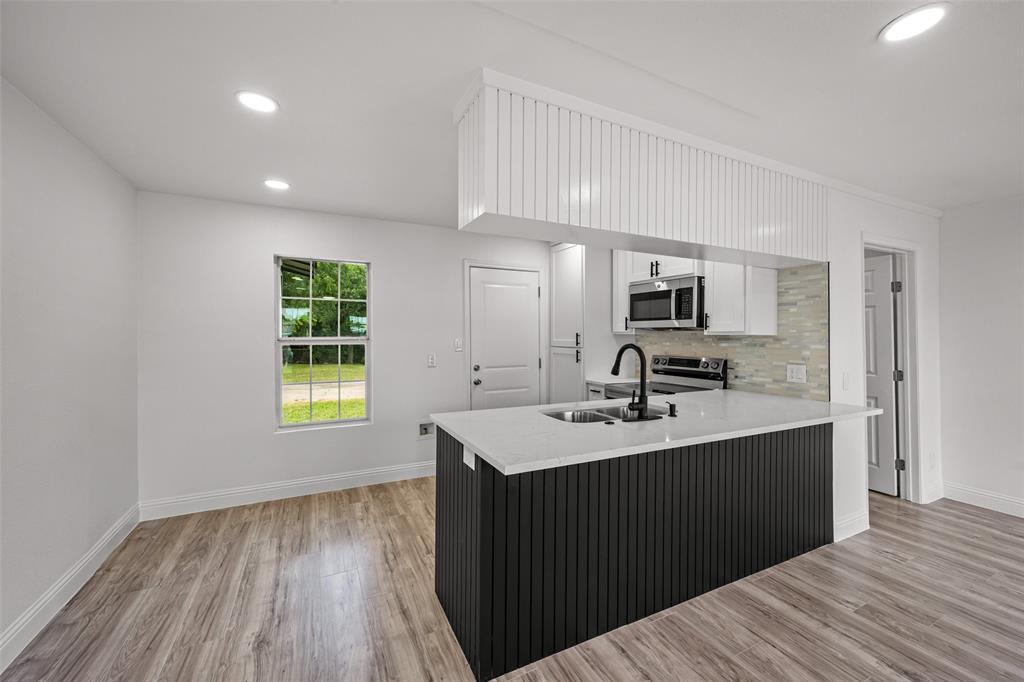 5225 Urbanview Street Property Photo 8