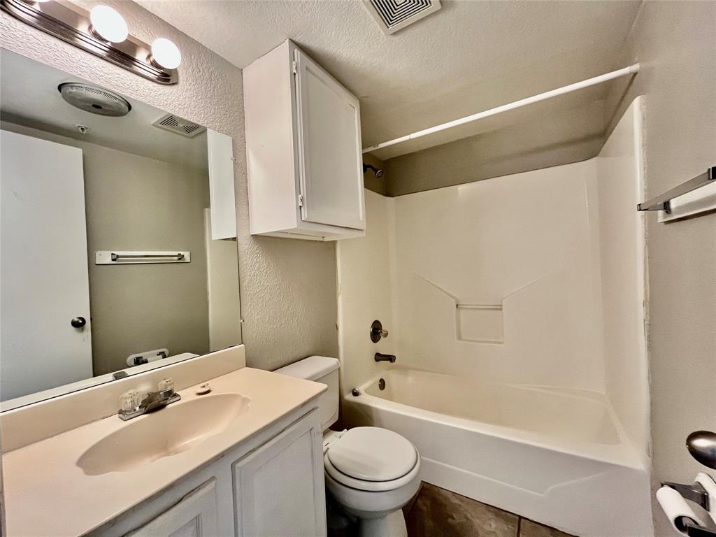 701 W Sycamore Street 203 Property Photo 6