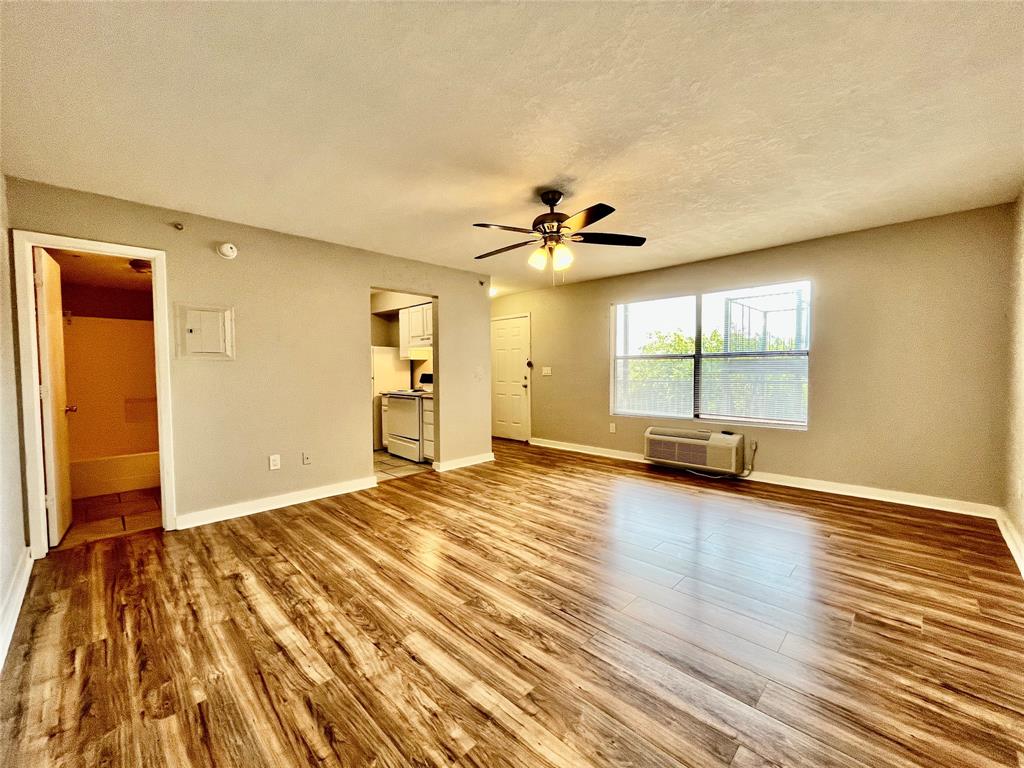 701 W Sycamore Street 206 Property Photo 1