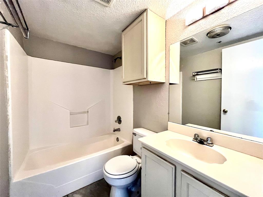 701 W Sycamore Street 206 Property Photo 6