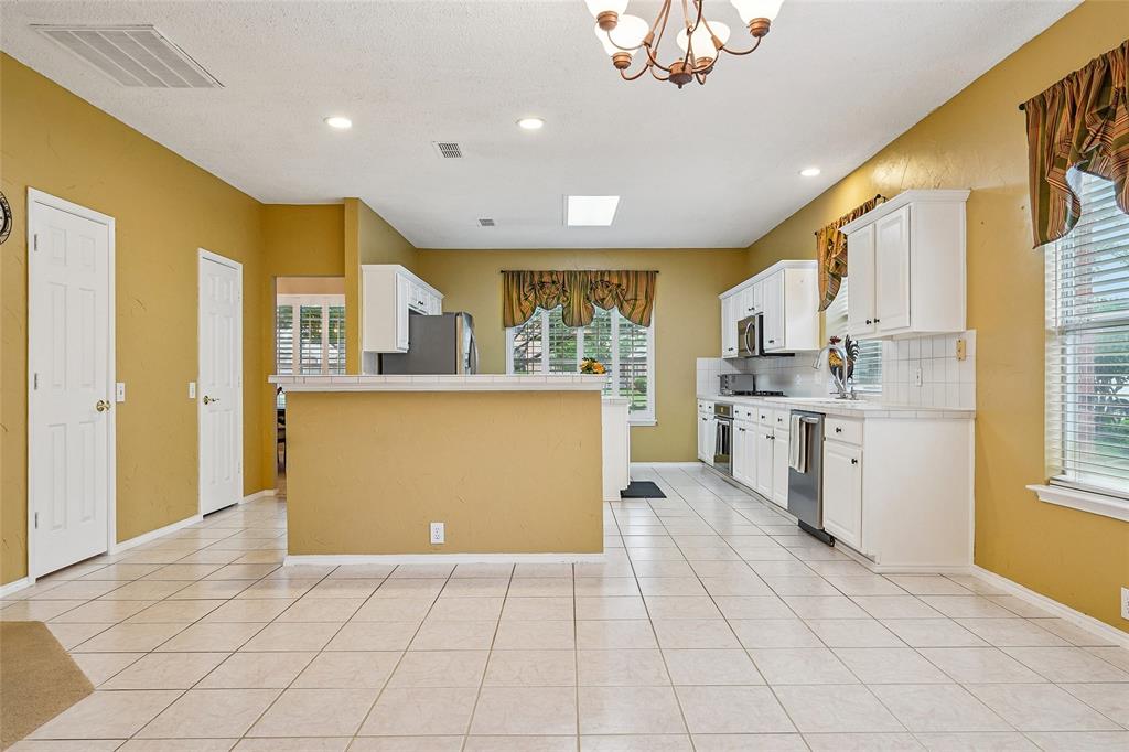 412 Vasey Oak Drive Property Photo 4