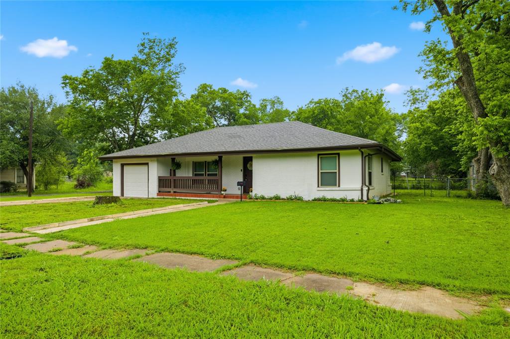 448 W Waco Avenue Property Photo 1