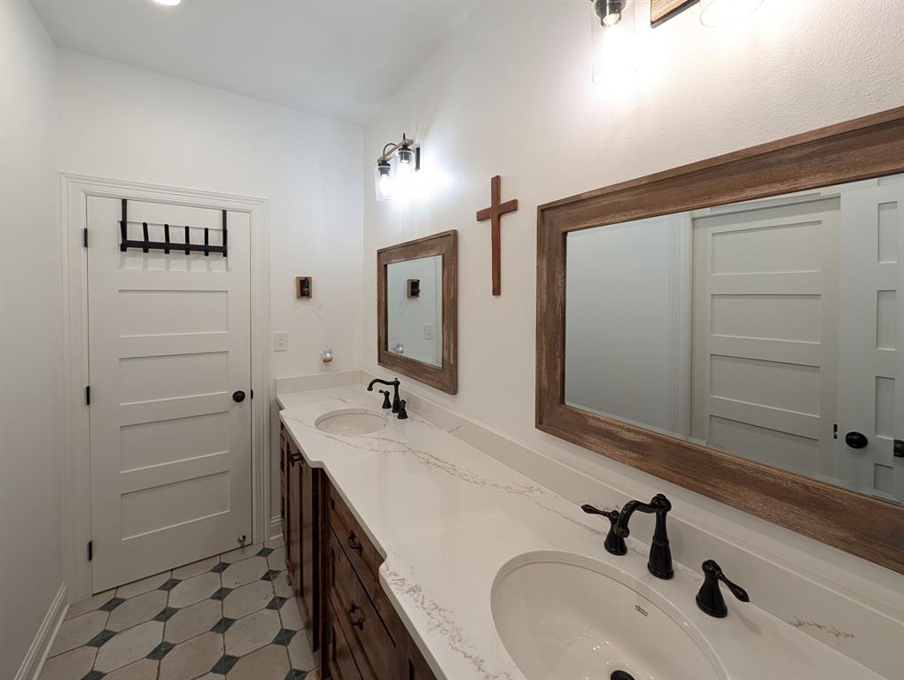 805 County Road 3802 Property Photo 29