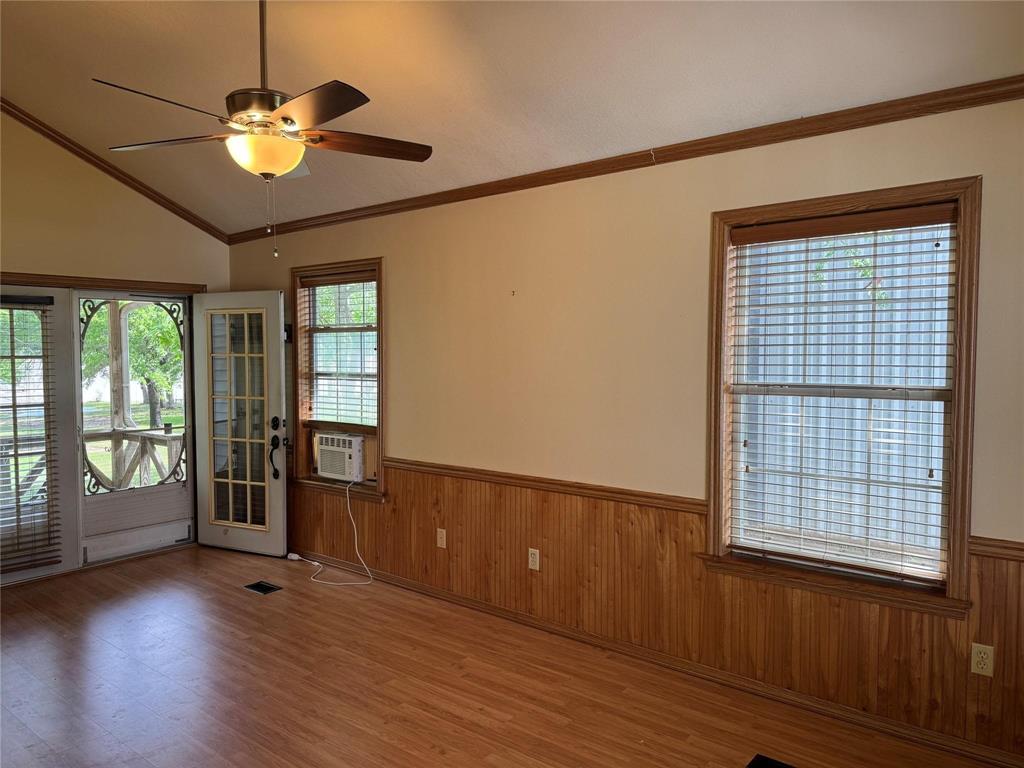 306 Oak Street Property Photo 5