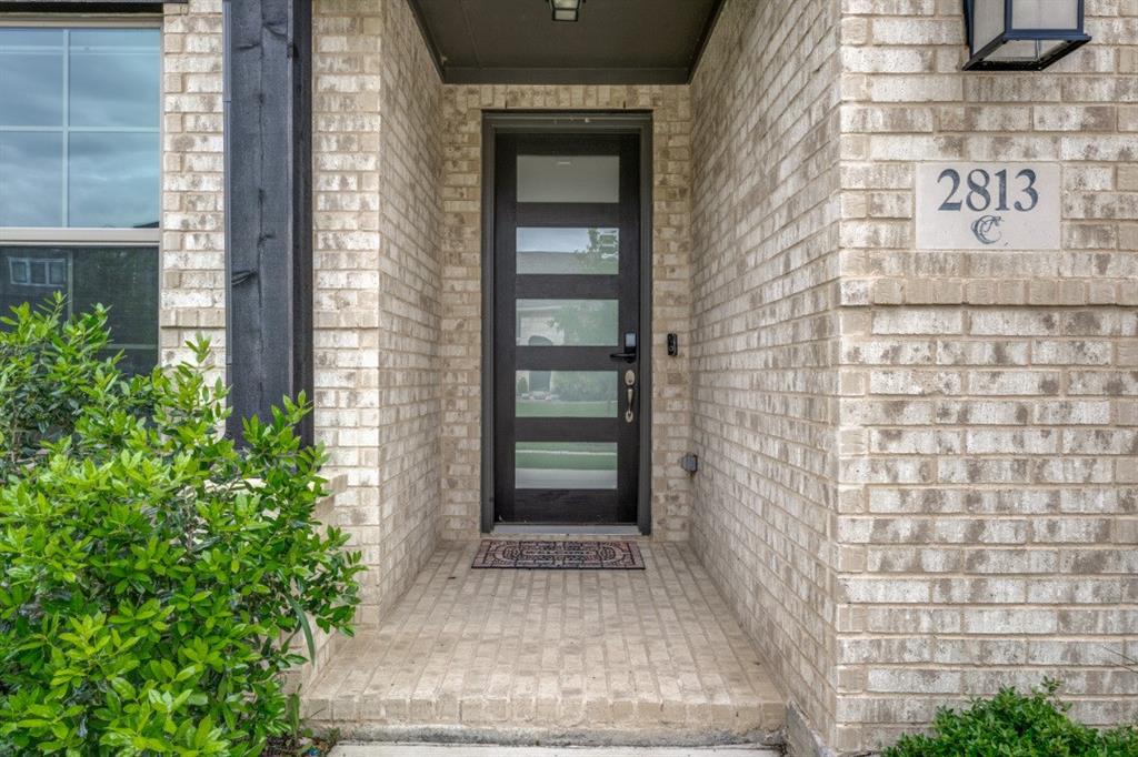 2813 Walker Way Property Photo 1