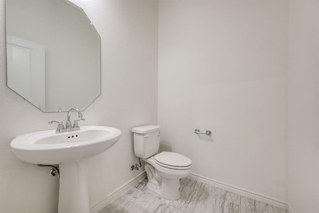 2813 Walker Way Property Photo 9