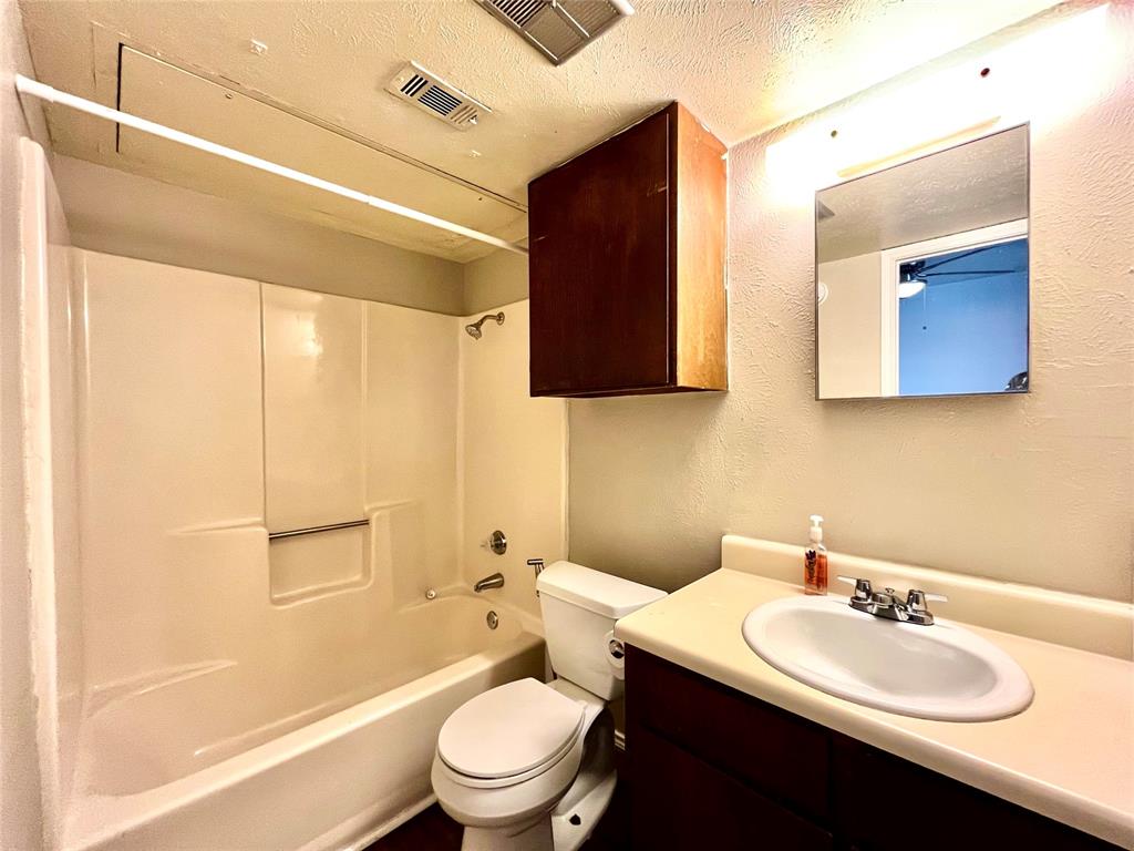 2526 W Prairie Street 204 Property Photo 6