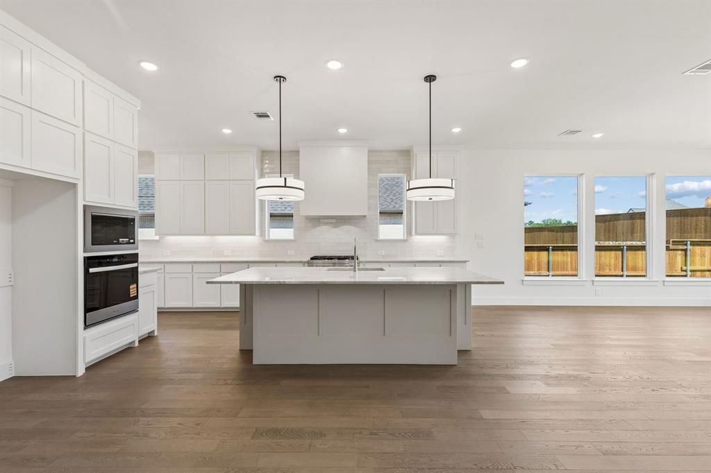 1900 Golden Gate Way Property Photo 8